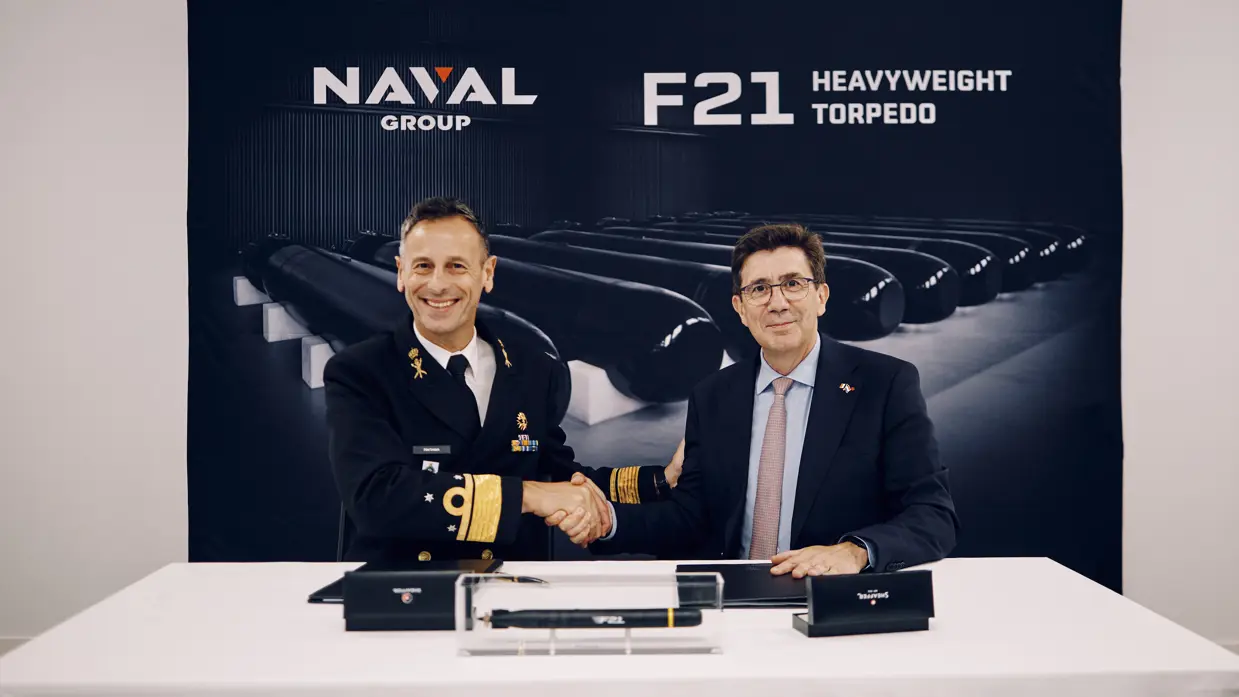 Nederlandse COMMIT-commandant en Franse ceo van Naval schudden de hand. 