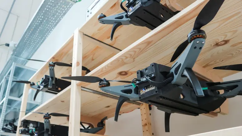 Stellage met drones.