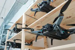 Stellage met drones.