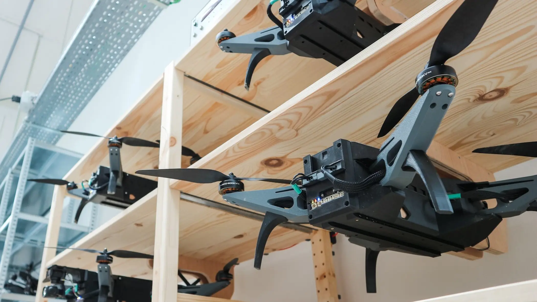 Stellage met drones.