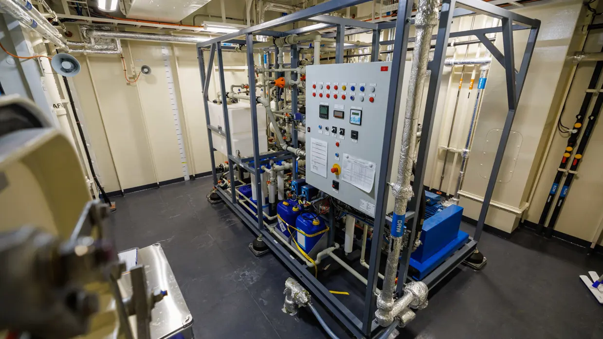 Een systeem om van zeewater, drinkwater te maken. Dit bestaat uit een groot aantal buizen.