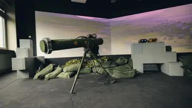 Een viertal afbeeldingen. Naast het cilindervormige, donkergroene antitankwapen Spike Long Range gericht op een beamer, hetzelfde middel alleen nu met daarachter een militair. Samen met een instructeur, die achter een beeldscherm zit, bevinden de twee zich in een kleinere ruimte. Vervolgens diezelfde oefenende militair schuin vanaf onder en gezien vanaf voren. Daarbij is zijn geconcentreerde blik zichtbaar.