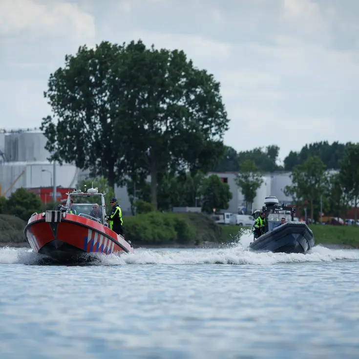Vaartuigen van de brandweer en Marechaussee op het water. 