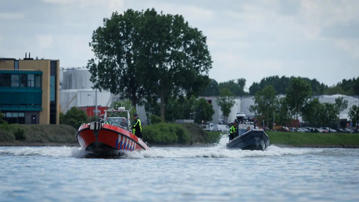 Vaartuigen van de brandweer en Marechaussee op het water. 