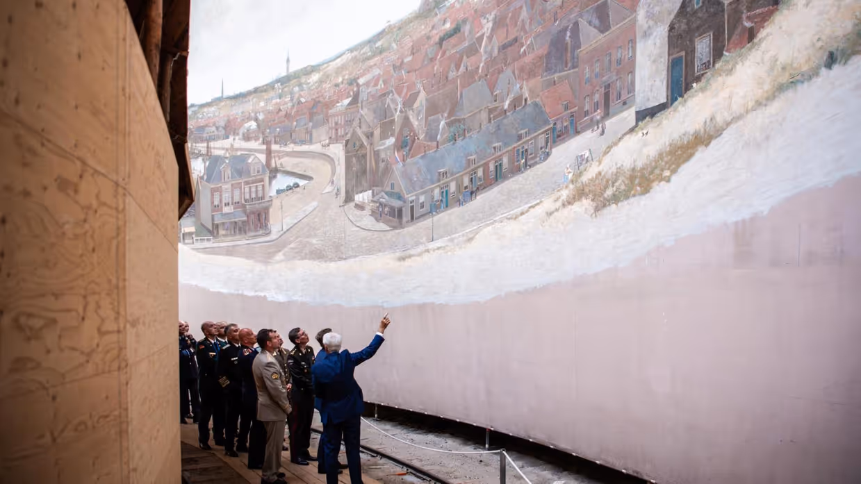 Hoge militairen in een museum.