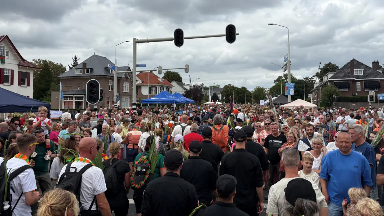 Een mensenmassa voor de Via Gladiola. 