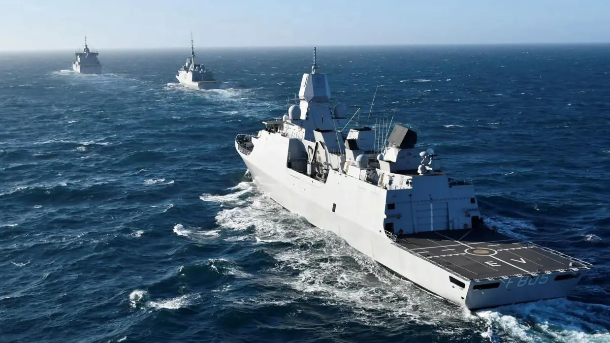 Fregat Zr.Ms. Eversten van achteren gezien op volle zee. Het vaart achter twee andere marineschepen.