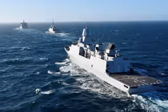 Zr.Ms. Evertsen vaart op zee.