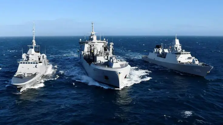 Zr.Ms. Evertsen geflankeerd door 2 andere schepen op zee.