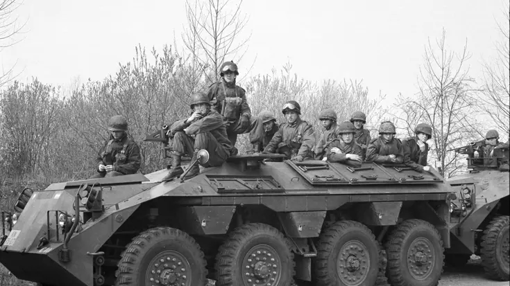 Zwart-witfoto van militair voertuig DAF YP-408 met daarop militairen van 11 Pantserinfanteriebataljon Garde Grenadiers.