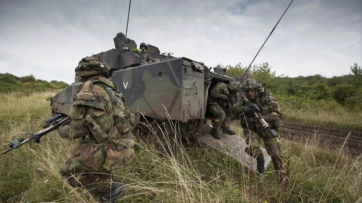 Infanteristen verlaten een CV90-infanteriegevechtsvoertuig.