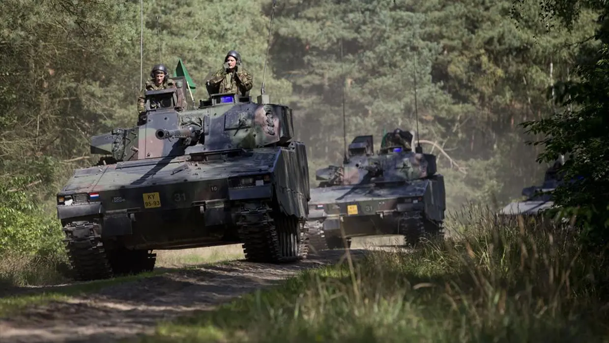2 pantservoertuigen rijden door het bos