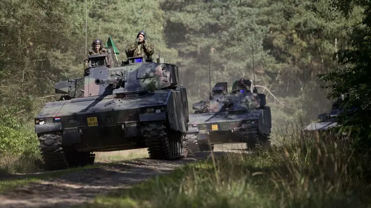 2 pantservoertuigen rijden door het bos