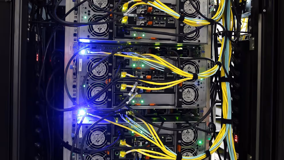 Kabels in een datacentrum.