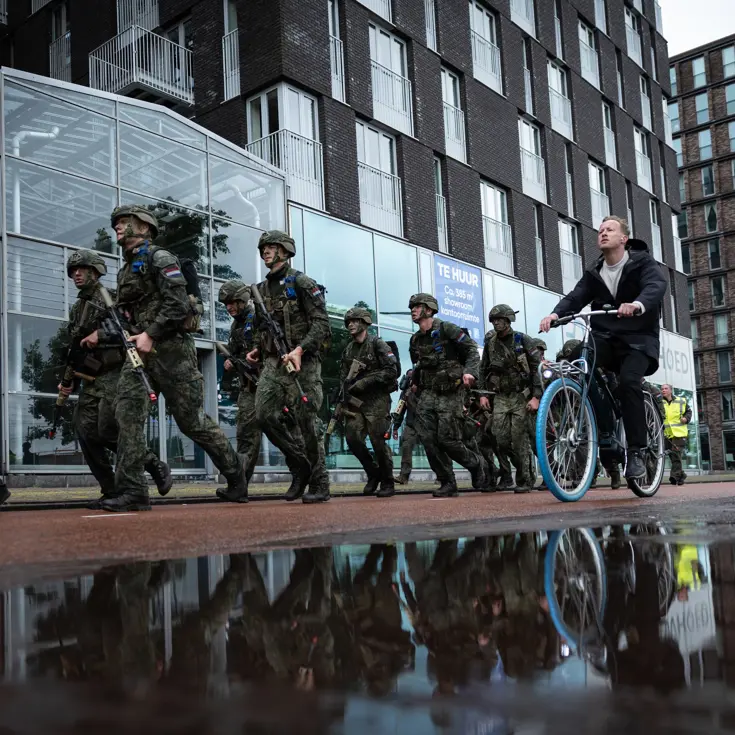 De deelnemers aan de NWT marcheren door Amsterdam.