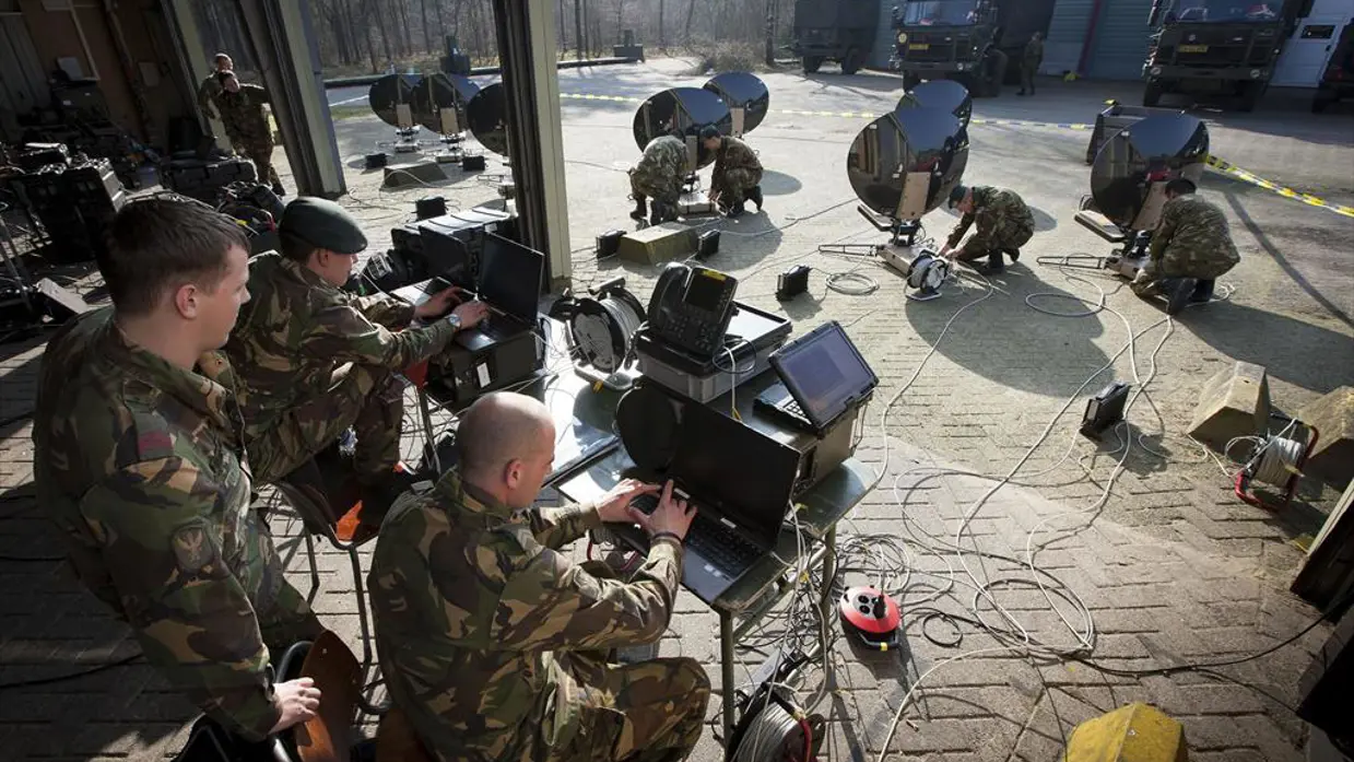 Militairen van het Joint IV Commando testen de Swedish schotels tijdens de NSS top bij elke politie post.