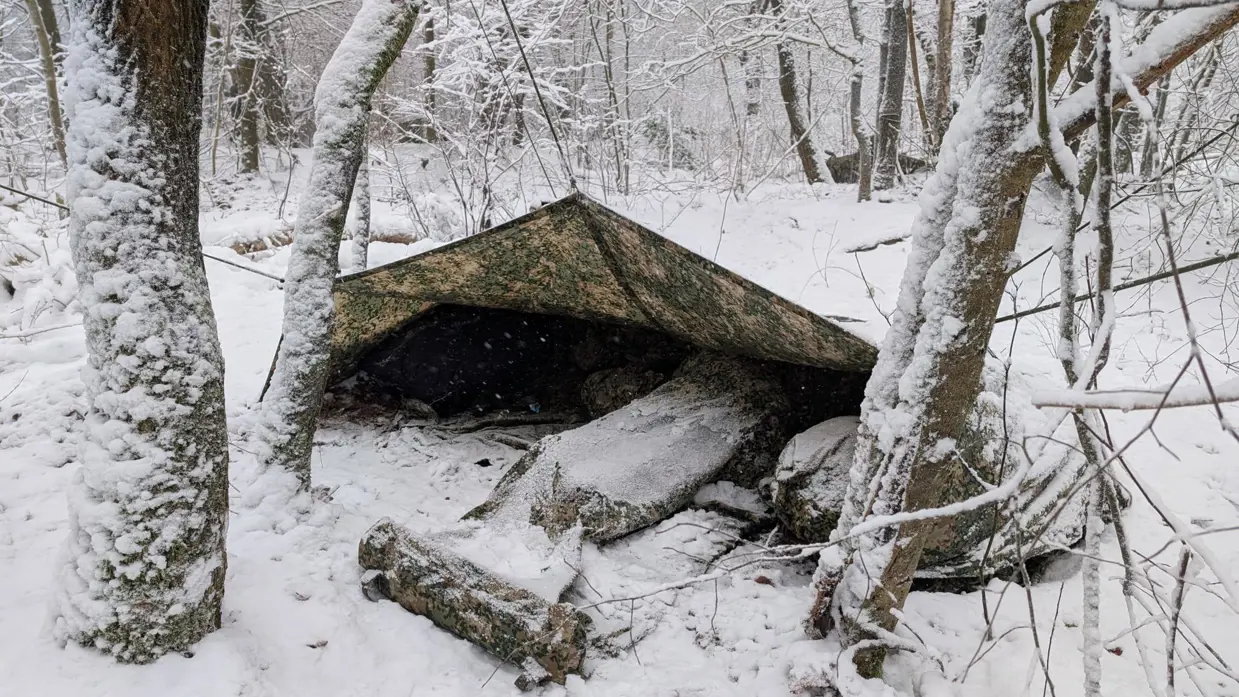 Bivak van de Marechaussee in de sneeuw. 