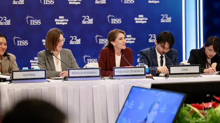 Minister Dilan Yeşilgöz-Zegerius aan het woord tijdens conferentie.