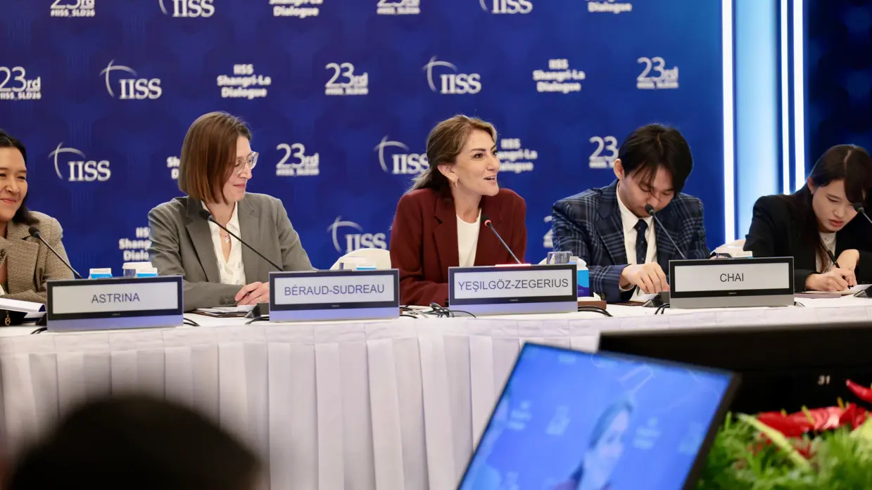 Minister Dilan Yeşilgöz-Zegerius aan het woord tijdens conferentie.