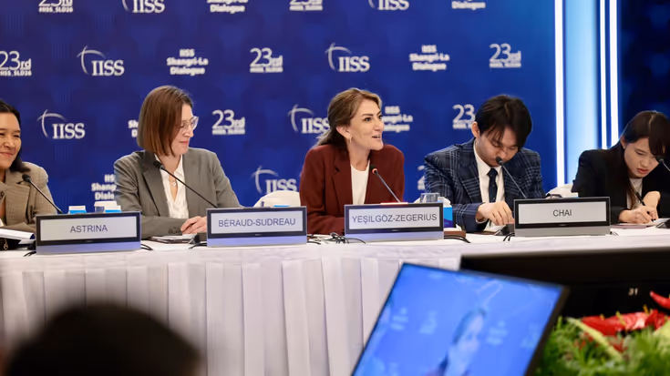 Minister Dilan Yeşilgöz-Zegerius aan het woord tijdens conferentie.