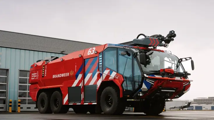 Brandweervoertuig voor een loods.&nbsp;&nbsp;
