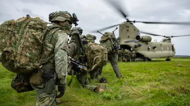 Militairen gaan Chinook in en Chinook wordt bijgetankt. 
