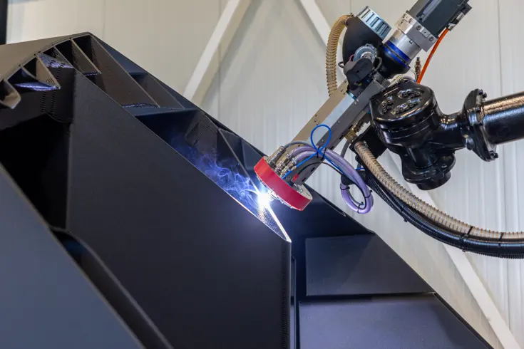 Een laser brandt in een zwart voorwerp.