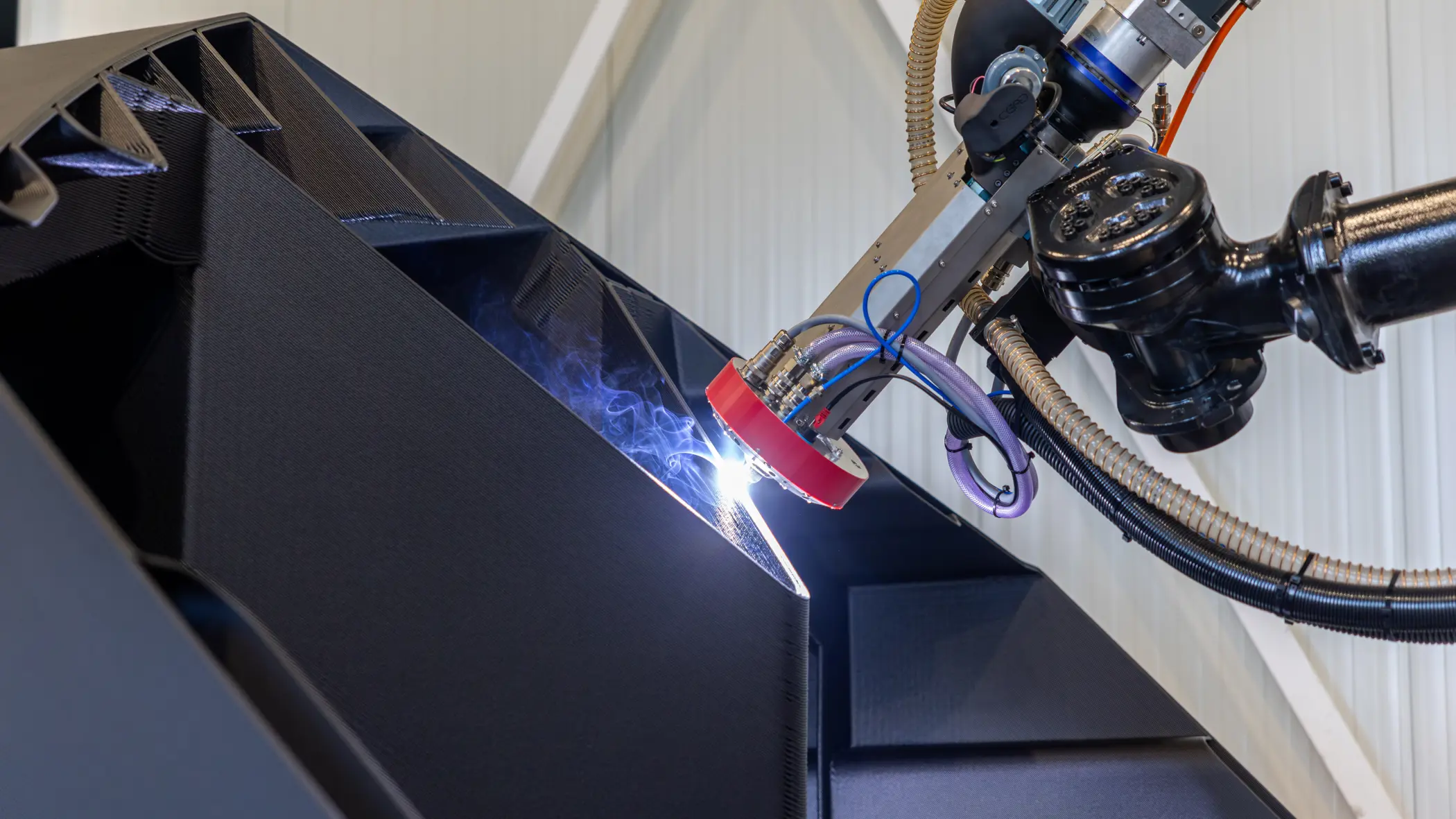 Een laser brandt in een zwart voorwerp.
