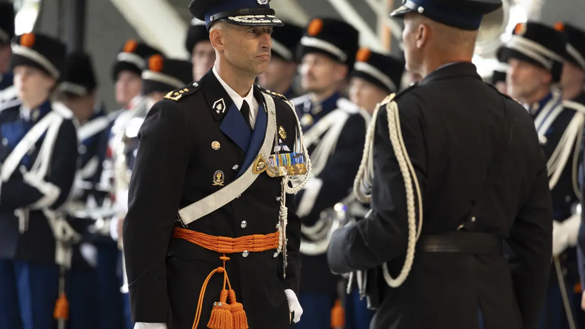 Costongs tijdens de commando-overdracht.