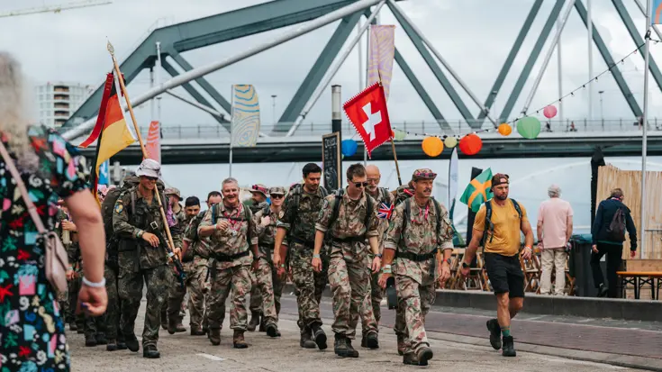 Internationale militairen lopen de vierdaagse.