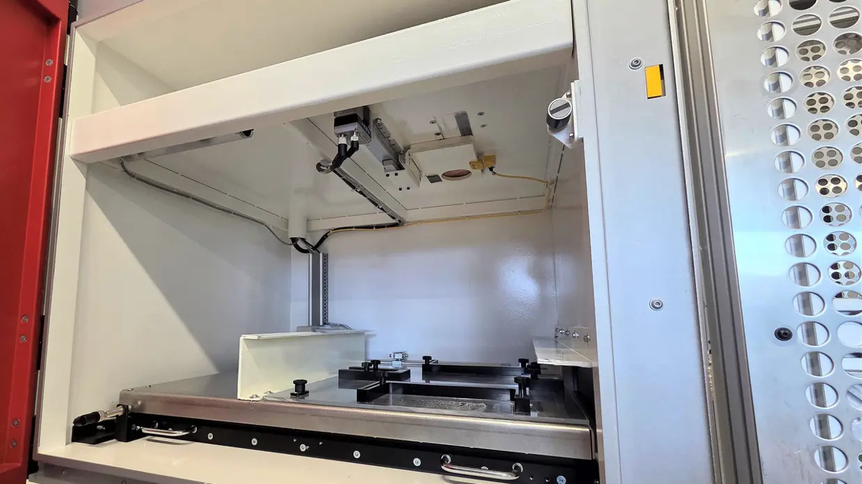 De binnenkant van de scanner. Het apparaat is specifiek ontwikkeld voor het keuren van ballistische platen.