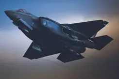 Een F-35 vliegt in de schemering.