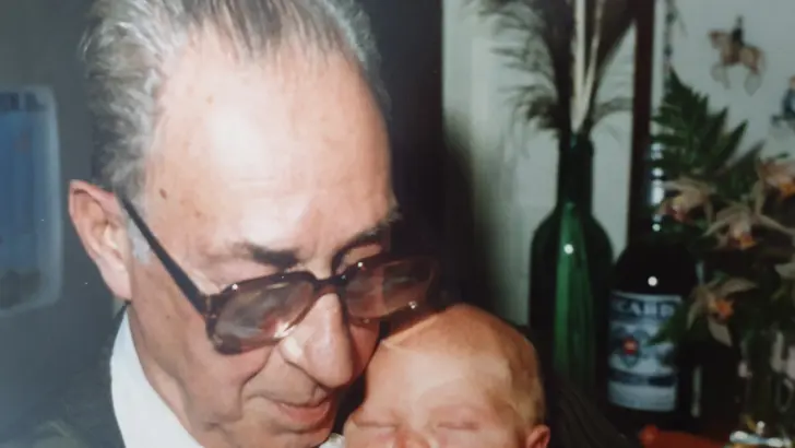 Foto opa Smits en kleinkind Stijn.