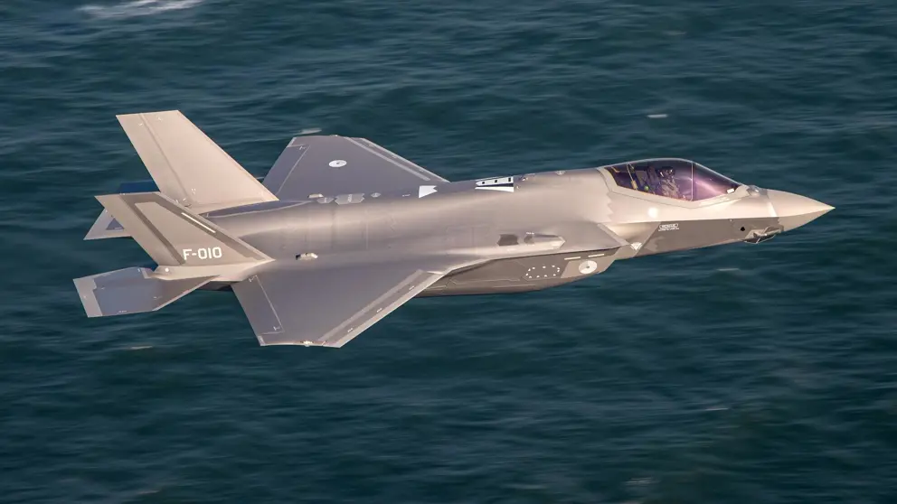 F-35 gevechtsvliegtuig vliegt boven water.