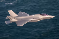 F-35 gevechtsvliegtuig vliegt boven water.