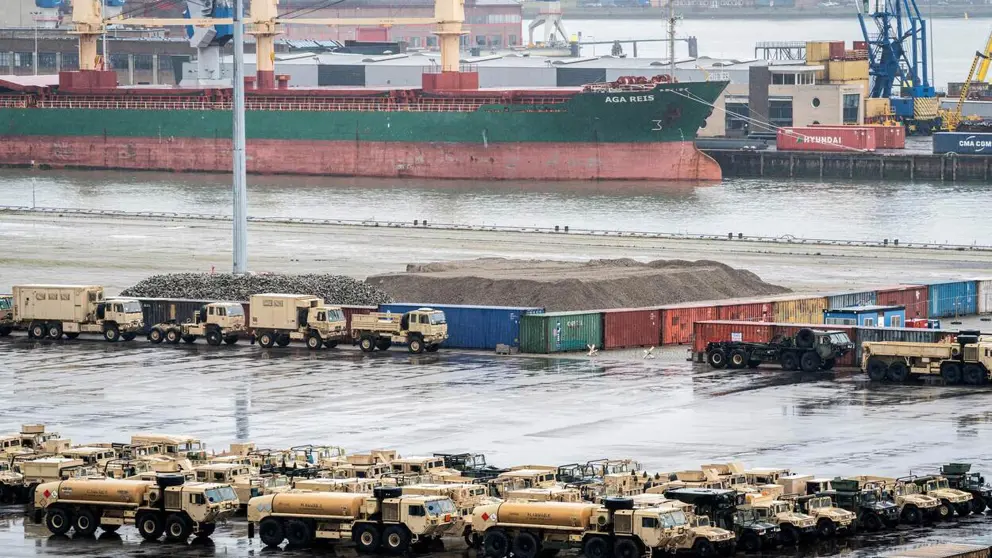 Militair materieel in de haven.