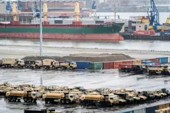 Militair materieel in de haven.
