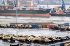 Militair materieel in de haven.