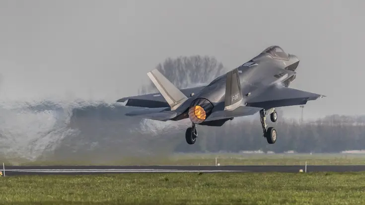 Een F-35 vertrekt.