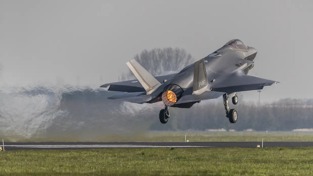Een F-35 vertrekt.