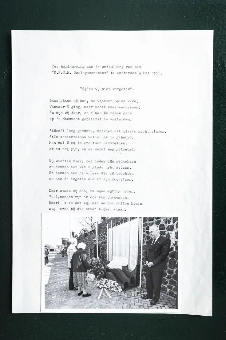 Foto van Dirks vader en oma bij het KNSM-monument en een gedicht.