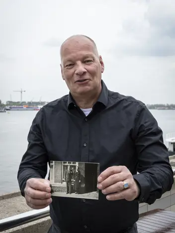 Dirk met foto van grootouders.