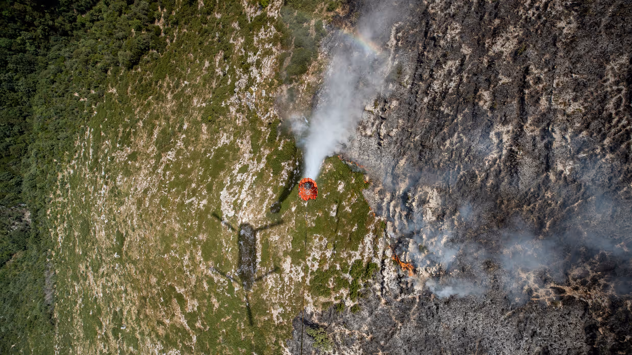 Blussen van een brand vanuit een helikopter.