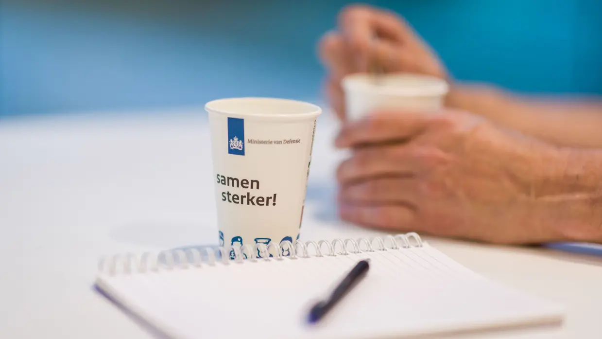 Koffiebekertjes Defensie met een notitieblok