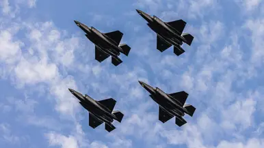 Artist impression van een nieuw legeringsgebouw. Op de andere foto vliegen vier F-35’s in formatie. 