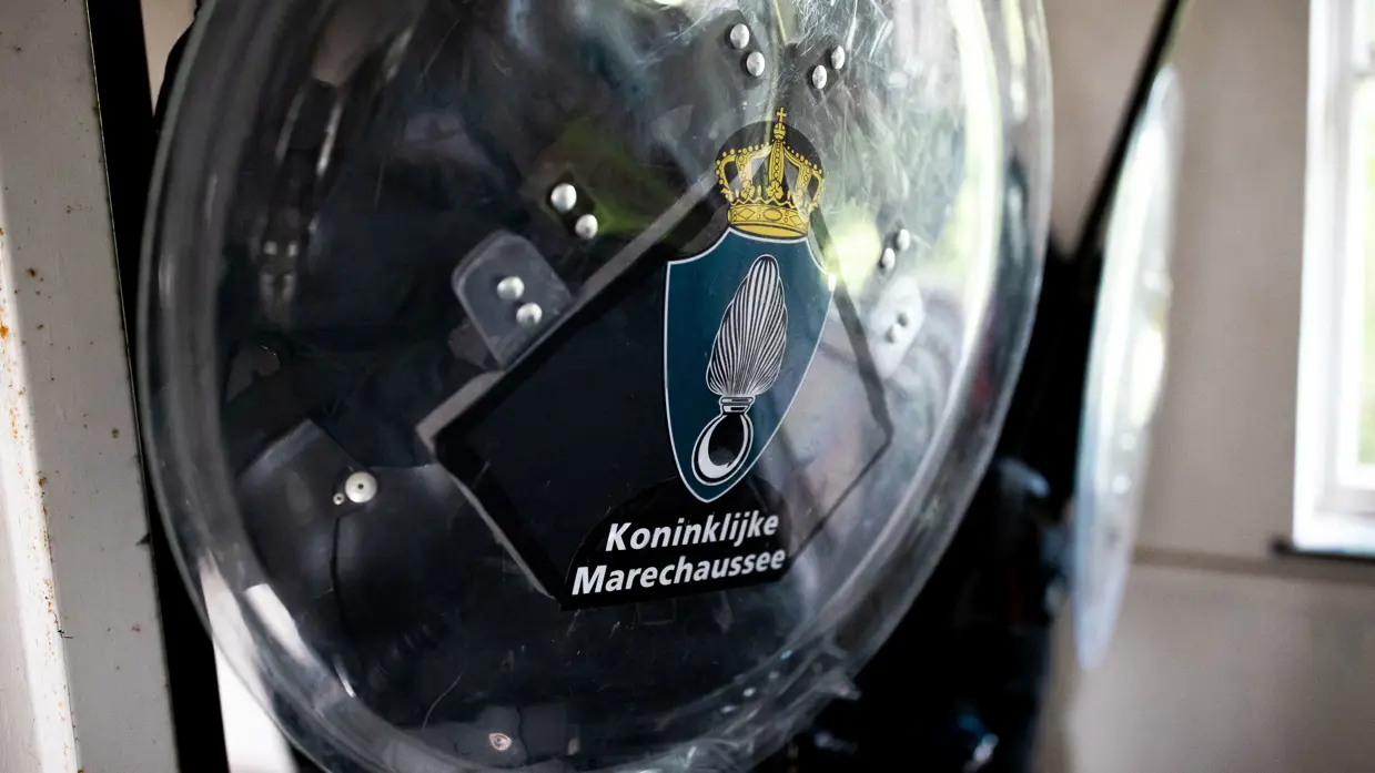 Schild van een marechaussee van de Landelijk Bijstand Organisatie. 