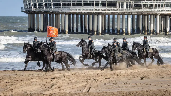 Militairen oefenen op paarden voor Prinsjesdag op het strand van Scheveningen.