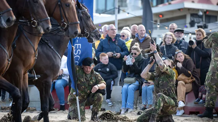 Tijdens het oefenen met paarden op het strand wordt ook geschoten.