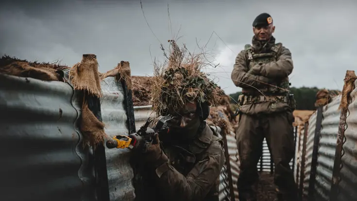 2 militairen in een loopgraaf.