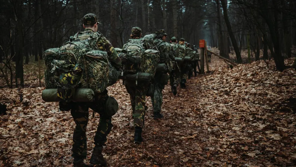 Reservisten op de rug gezien.